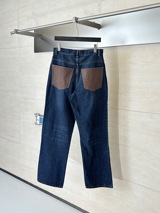ルイヴィトンブランドコピー モノグラム柄とパネルポケットが特徴のレザーパッチワークジーンズ