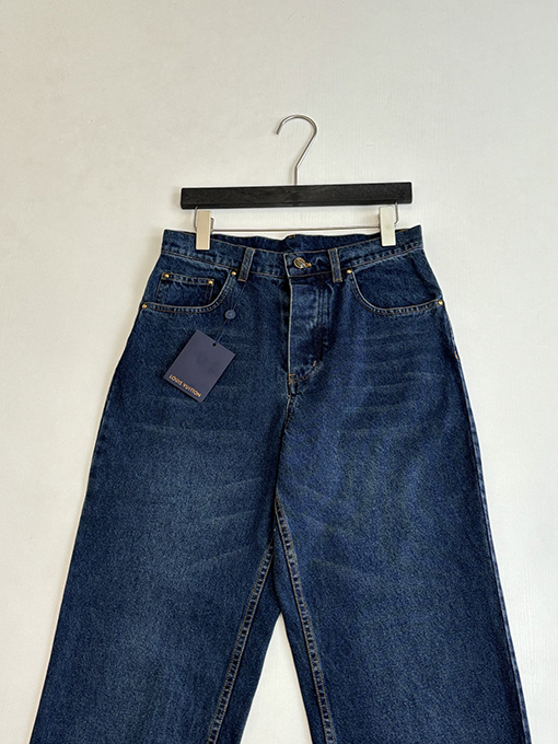 ルイヴィトンブランドコピー モノグラム柄とパネルポケットが特徴のレザーパッチワークジーンズ