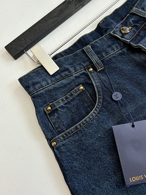 ルイヴィトンブランドコピー モノグラム柄とパネルポケットが特徴のレザーパッチワークジーンズ