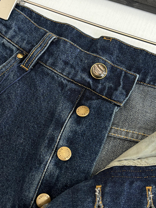 ルイヴィトンブランドコピー モノグラム柄とパネルポケットが特徴のレザーパッチワークジーンズ