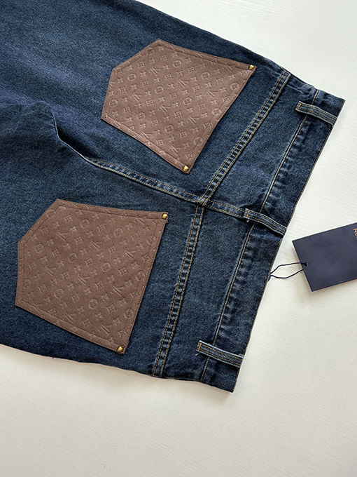 ルイヴィトンブランドコピー モノグラム柄とパネルポケットが特徴のレザーパッチワークジーンズ
