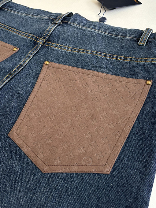 ルイヴィトンブランドコピー モノグラム柄とパネルポケットが特徴のレザーパッチワークジーンズ