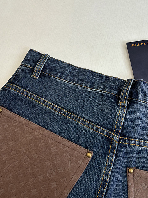 ルイヴィトンブランドコピー モノグラム柄とパネルポケットが特徴のレザーパッチワークジーンズ
