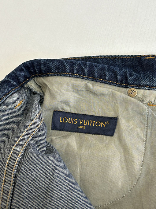 ルイヴィトンブランドコピー モノグラム柄とパネルポケットが特徴のレザーパッチワークジーンズ