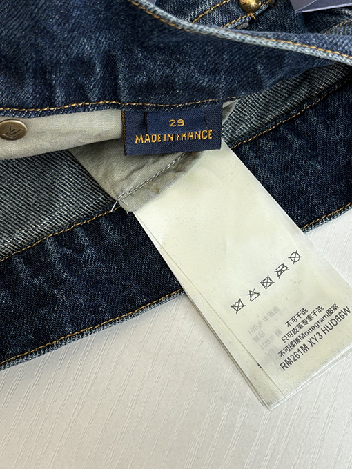 ルイヴィトンブランドコピー モノグラム柄とパネルポケットが特徴のレザーパッチワークジーンズ