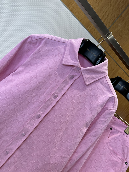 グッチ 全面プリントのジャカード織り長袖襟付きシャツとパンツのスーツ