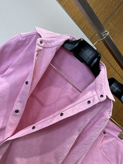 グッチ 全面プリントのジャカード織り長袖襟付きシャツとパンツのスーツ