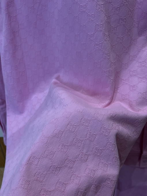 グッチ 全面プリントのジャカード織り長袖襟付きシャツとパンツのスーツ