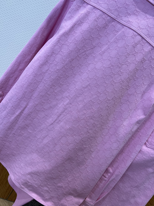 グッチ 全面プリントのジャカード織り長袖襟付きシャツとパンツのスーツ