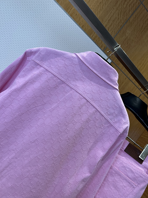 グッチ 全面プリントのジャカード織り長袖襟付きシャツとパンツのスーツ