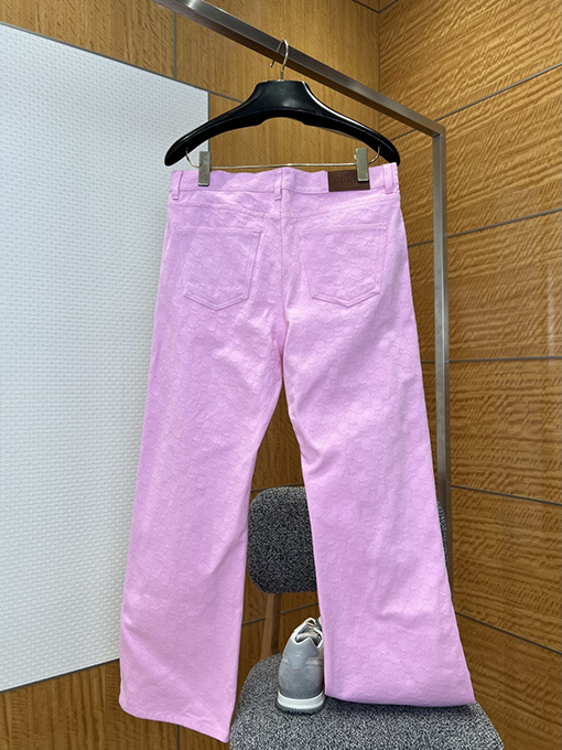 グッチ 全面プリントのジャカード織り長袖襟付きシャツとパンツのスーツ