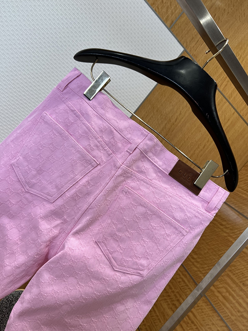 グッチ 全面プリントのジャカード織り長袖襟付きシャツとパンツのスーツ