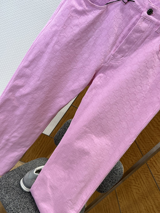 グッチ 全面プリントのジャカード織り長袖襟付きシャツとパンツのスーツ