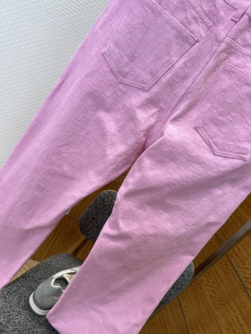 グッチ 全面プリントのジャカード織り長袖襟付きシャツとパンツのスーツ