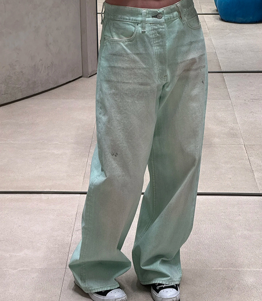 アクネストゥディオズ 暗闇で光るダメージジーンズ