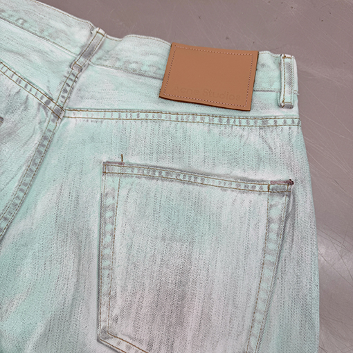 アクネストゥディオズ 暗闇で光るダメージジーンズ