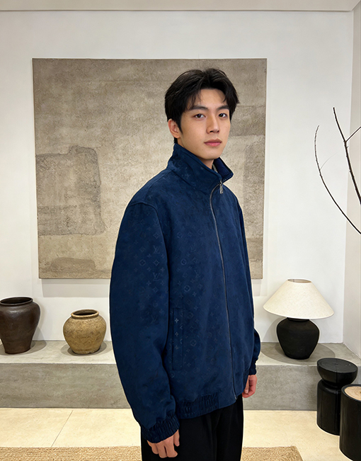 ルイヴィトン クラシックなエンボスの花柄スエードスタンドカラージャケット