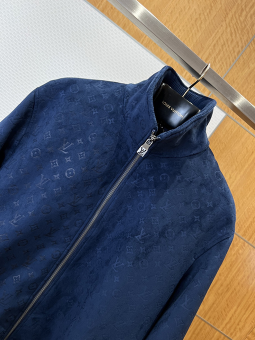 ルイヴィトン クラシックなエンボスの花柄スエードスタンドカラージャケット