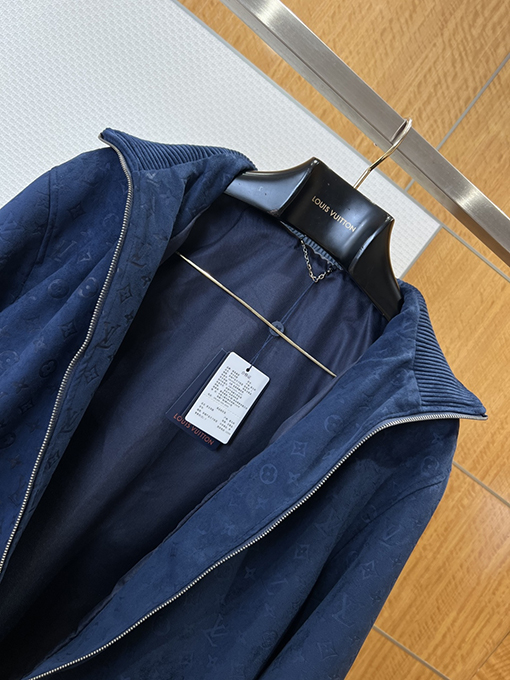 ルイヴィトン クラシックなエンボスの花柄スエードスタンドカラージャケット