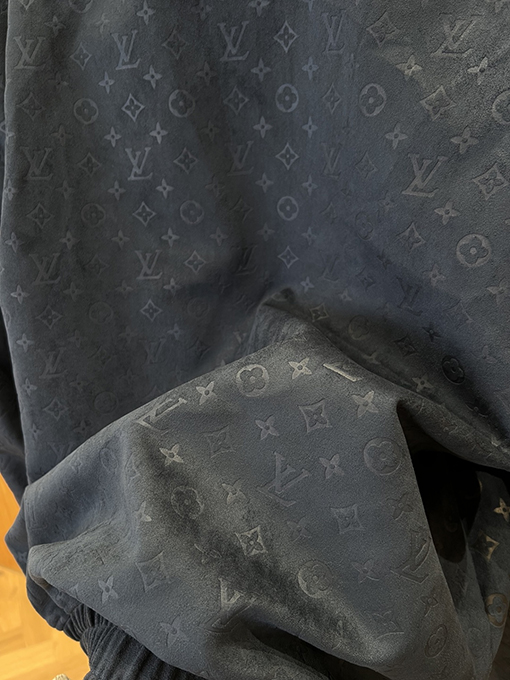 ルイヴィトン クラシックなエンボスの花柄スエードスタンドカラージャケット