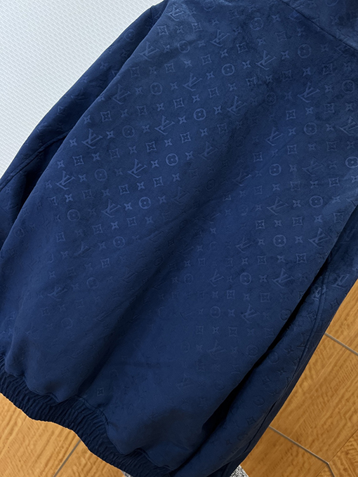 ルイヴィトン クラシックなエンボスの花柄スエードスタンドカラージャケット