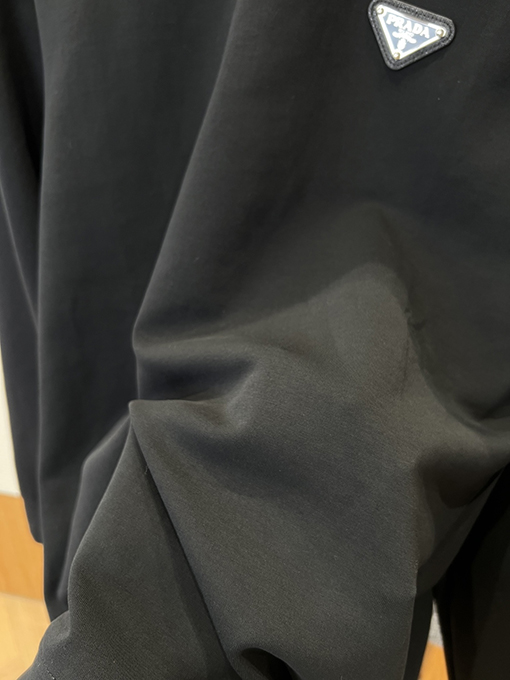 プラダコピー 三角形のロゴ入りクルーネックのスウェットシャツ