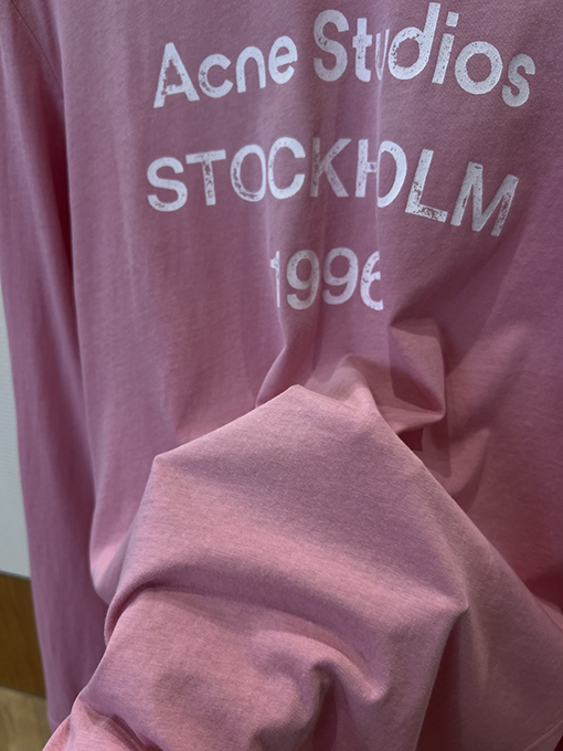 アクネストゥディオズスーパーコピー Acne Studios STOCKHOLM 1996 ダメージプリントのクルーネック長袖シャツ