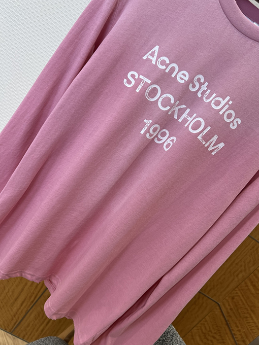 アクネストゥディオズスーパーコピー Acne Studios STOCKHOLM 1996 ダメージプリントのクルーネック長袖シャツ