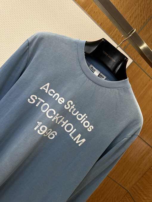 アクネストゥディオズスーパーコピー Acne Studios STOCKHOLM 1996 ダメージプリントのクルーネック長袖シャツ