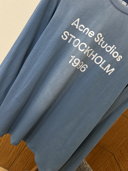 アクネストゥディオズスーパーコピー Acne Studios STOCKHOLM 1996 ダメージプリントのクルーネック長袖シャツ
