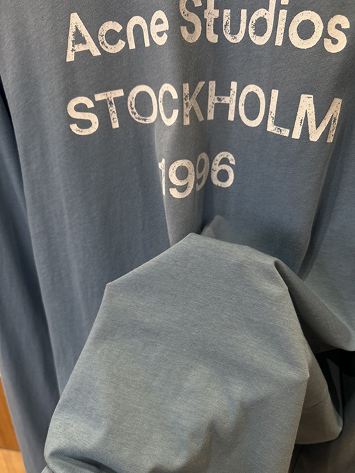 アクネストゥディオズスーパーコピー Acne Studios STOCKHOLM 1996 ダメージプリントのクルーネック長袖シャツ