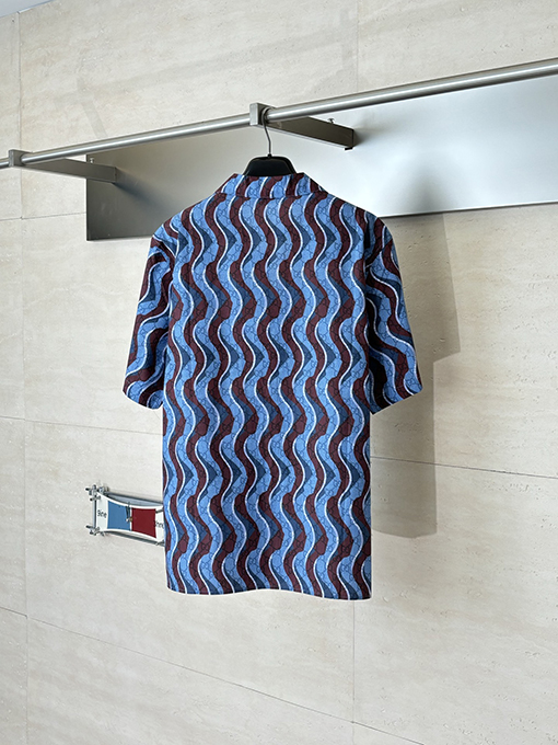 グッチブランドスーパーコピー 波状のGGモノグラムプリントが全体にあしらわれた半袖シャツ