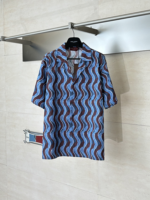 グッチブランドスーパーコピー 波状のGGモノグラムプリントが全体にあしらわれた半袖シャツ