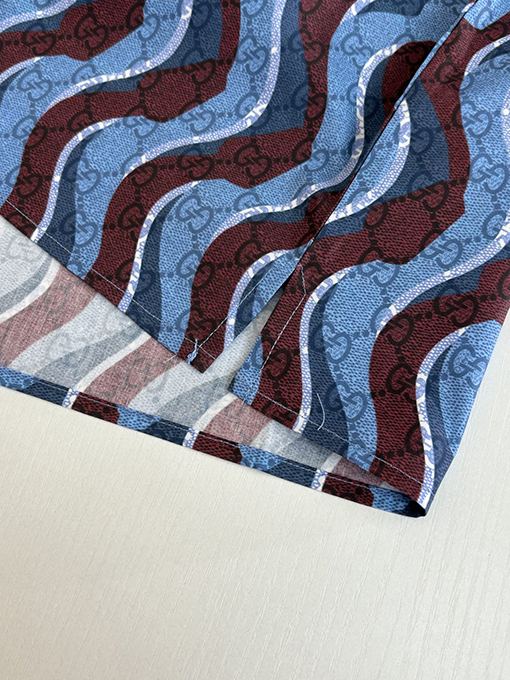 グッチブランドスーパーコピー 波状のGGモノグラムプリントが全体にあしらわれた半袖シャツ