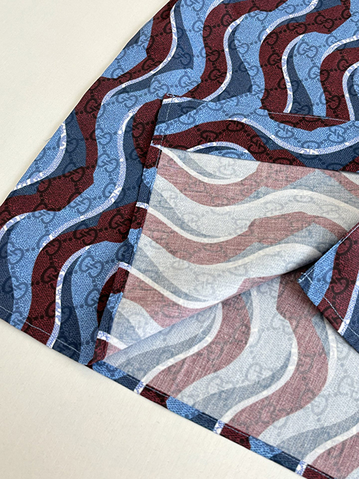 グッチブランドスーパーコピー 波状のGGモノグラムプリントが全体にあしらわれた半袖シャツ