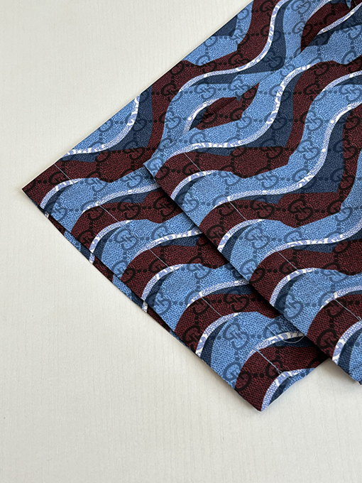 グッチブランドスーパーコピー 波状のGGモノグラムプリントが全体にあしらわれた半袖シャツ