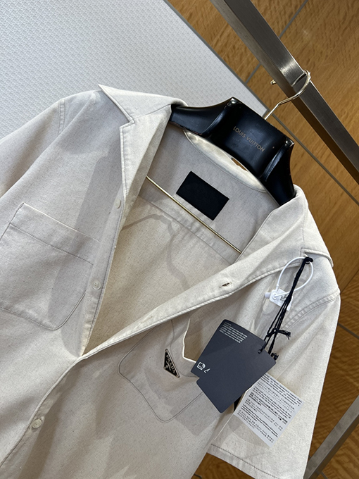 プラダコピー メタルロゴ入りダブルポケット半袖シャツ