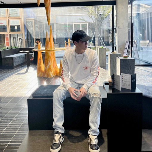 クロムハーツスーパーコピー スタイリッシュなオレンジ色のサンスクリット語ロゴ入り長袖シャツ