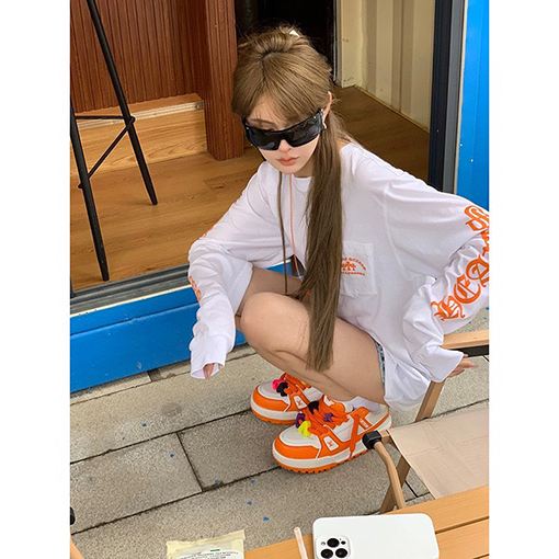 クロムハーツスーパーコピー スタイリッシュなオレンジ色のサンスクリット語ロゴ入り長袖シャツ