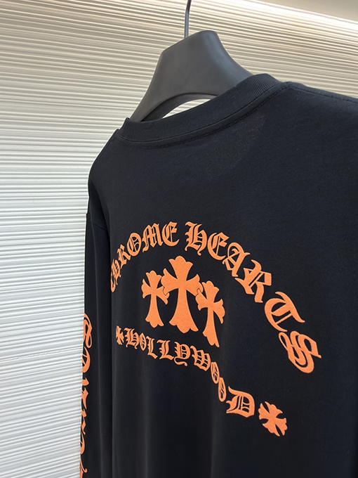 クロムハーツスーパーコピー スタイリッシュなオレンジ色のサンスクリット語ロゴ入り長袖シャツ