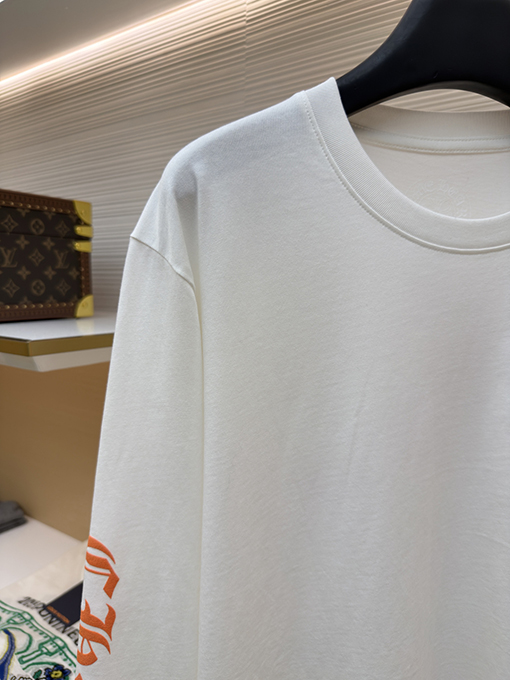 クロムハーツスーパーコピー スタイリッシュなオレンジ色のサンスクリット語ロゴ入り長袖シャツ