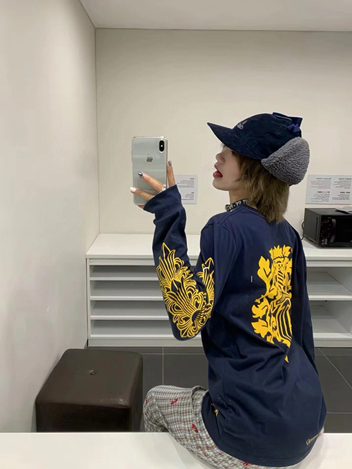 クロムハーツ 背中に黄色の蔓の剣の紺色の長袖シャツ