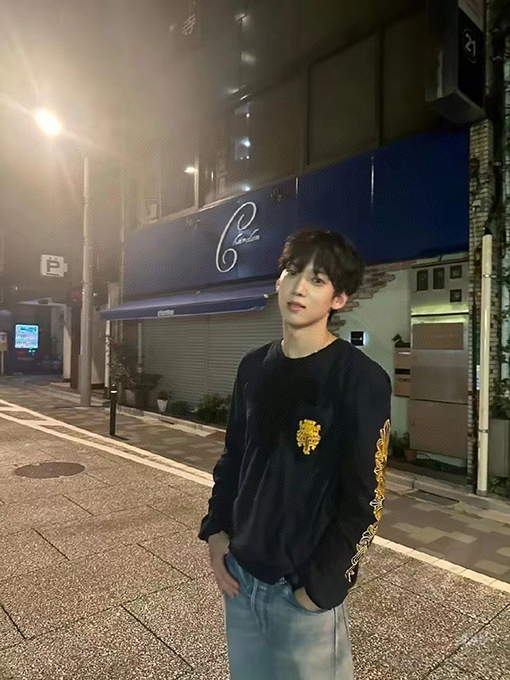 クロムハーツ 背中に黄色の蔓の剣の紺色の長袖シャツ