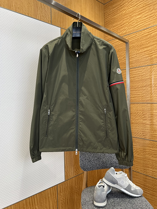 モンクレール 袖ポケット付きスタンドカラー防風ジャケット