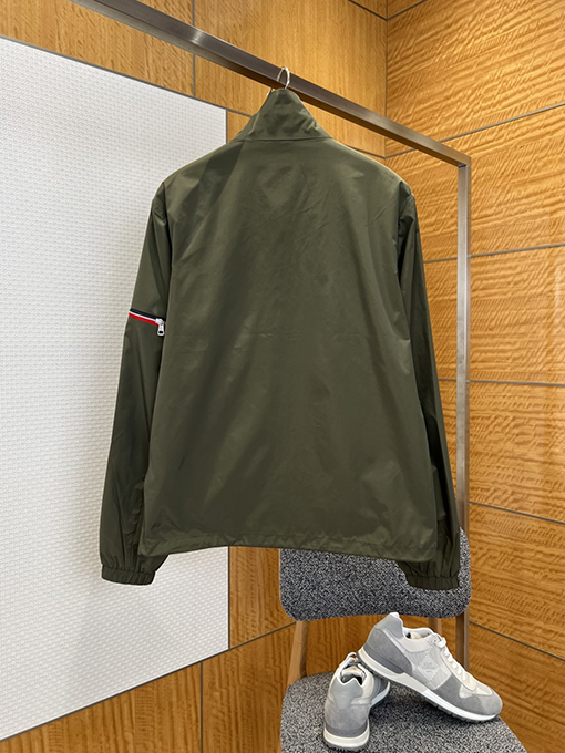 モンクレール 袖ポケット付きスタンドカラー防風ジャケット