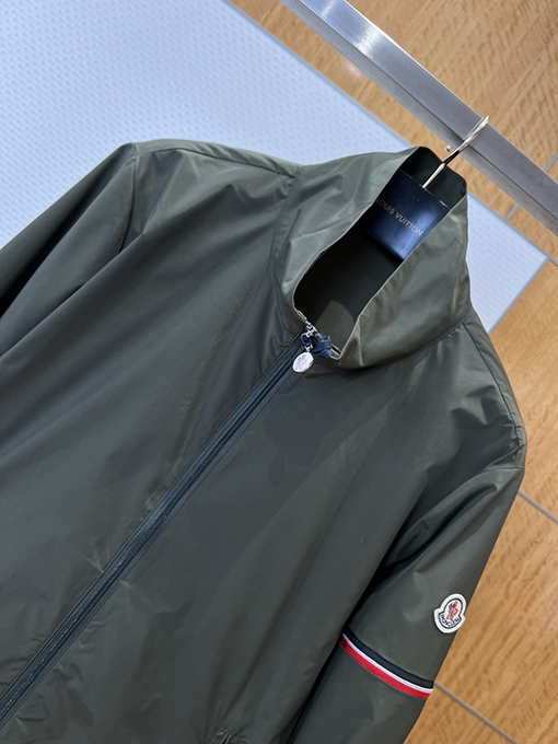 モンクレール 袖ポケット付きスタンドカラー防風ジャケット