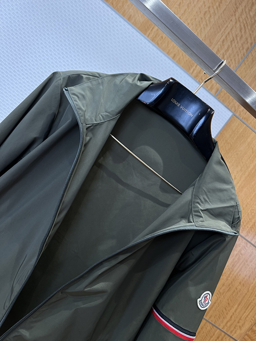 モンクレール 袖ポケット付きスタンドカラー防風ジャケット