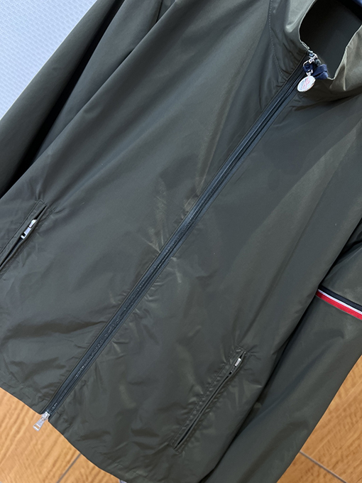 モンクレール 袖ポケット付きスタンドカラー防風ジャケット