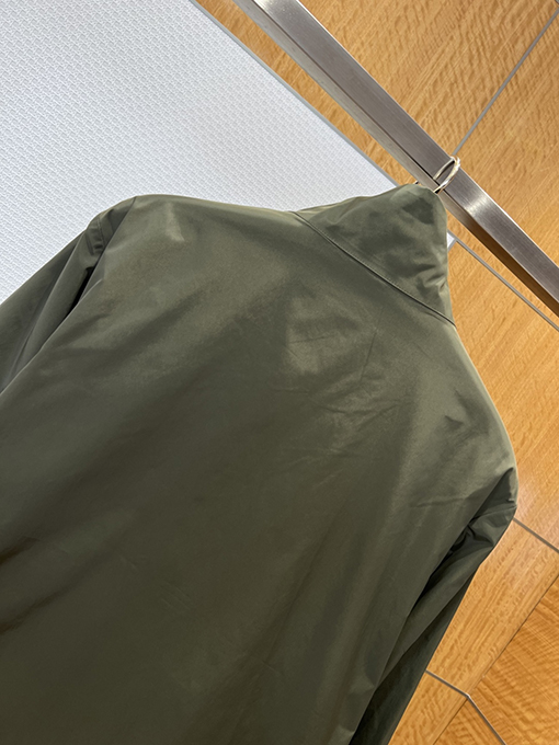 モンクレール 袖ポケット付きスタンドカラー防風ジャケット