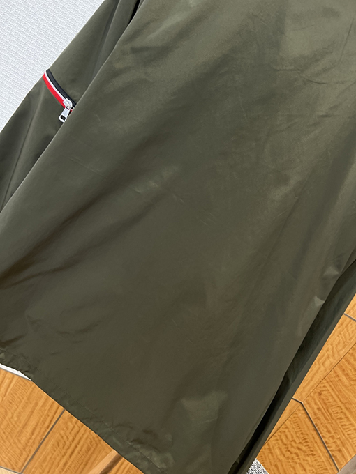 モンクレール 袖ポケット付きスタンドカラー防風ジャケット